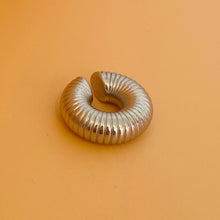Cargar imagen en el visor de la galería, Earcuff oruga
