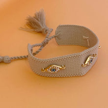 Cargar imagen en el visor de la galería, Pulsera tejida ojo turco color beige
