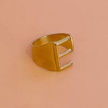 Cargar imagen en el visor de la galería, Anillo Dorado Inicial Slim
