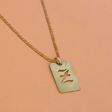 Cargar imagen en el visor de la galería, Collar placa gótica inicial
