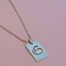 Cargar imagen en el visor de la galería, Collar placa gótica inicial
