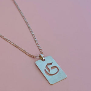Collar placa gótica inicial